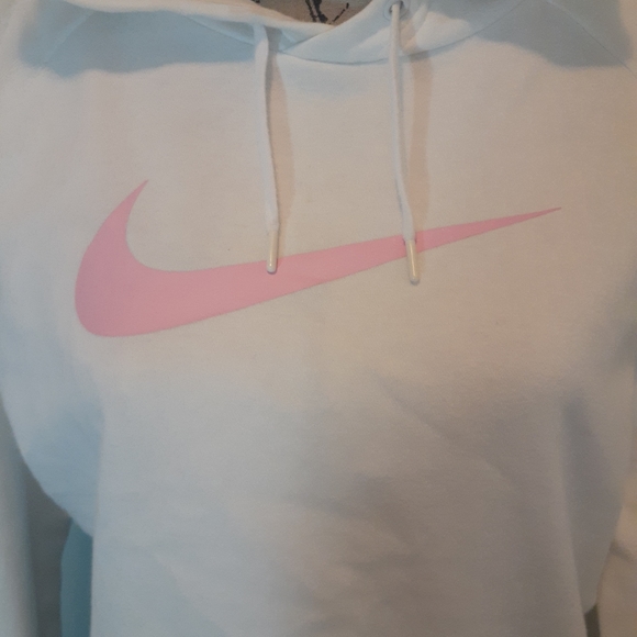Cropped Nike hoodie with a pink Nike logo. - Picture 2 of 5